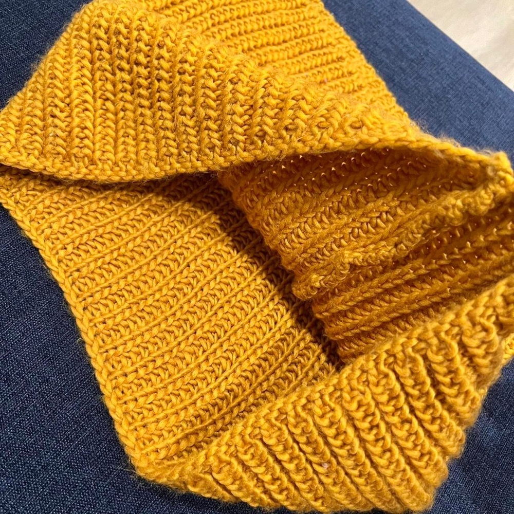 Super cute yellow one-piece scarf! 🫶🏽